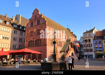 Mulhouse, Elsass, Frankreich - 22. August 2024: Menschen auf dem zentralen Platz des Dorfes mit dem Rathaus Stockfoto