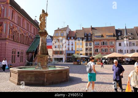 Mulhouse, Elsass, Frankreich - 22. August 2024: Menschen auf dem zentralen Platz des Dorfes mit dem Rathaus Stockfoto