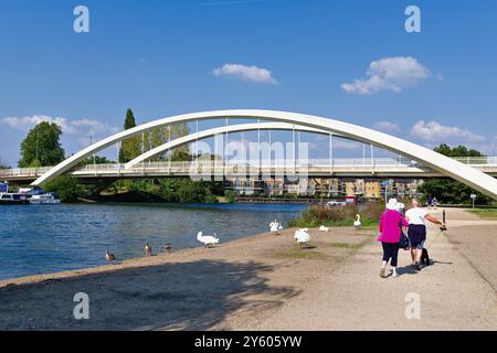 Der Fluss bei Walton an der Themse mit der Flussbrücke überquert an einem sonnigen Sommertag Surrey England UK Stockfoto