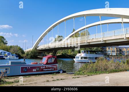 Der Fluss bei Walton an der Themse mit der Flussbrücke überquert an einem sonnigen Sommertag Surrey England UK Stockfoto