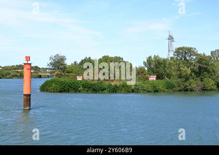 Avignon in Frankreich - 25. August 2024: Rhone bei Avignon an einem sonnigen Tag Stockfoto