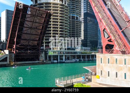 Die Brücken des Chicago River in der Innenstadt wurden angehoben, um den Wasserverkehr zu ermöglichen Stockfoto