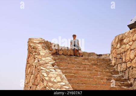 Highway 35, Jordanien - 11. Mai 2024: Menschen am Aussichtspunkt zum Mujib-Moujib-Staudamm am Wadi-Mujib-Fluss, zwischen Madaba und Kerak Stockfoto