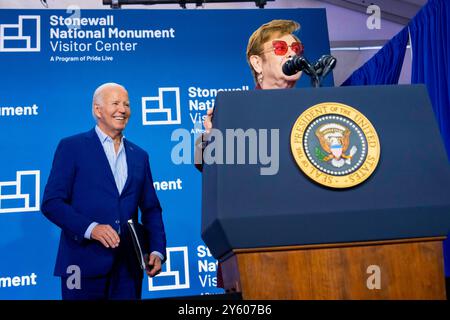 NEW YORK, USA - 28. Juni 2024 - US-Präsident Joe Biden hört Elton John bei der Eröffnungszeremonie des Stonewall National Monumen zu Stockfoto