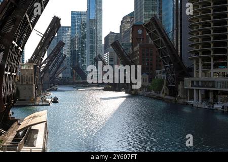 Die Brücken des Chicago River in der Innenstadt wurden angehoben, um den Wasserverkehr zu ermöglichen Stockfoto