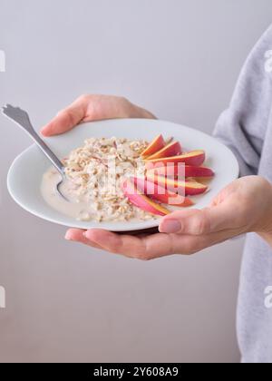 Hafer mit verschiedenen Belägen. Fitness gesundes Frühstück in einer Schüssel Stockfoto
