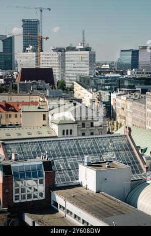 Polen, Woiwodschaft Großpolen, Posen, 16. Juli 2024, Blick auf das Glasdach des Nationalmuseums und die Wolkenkratzer im Hintergrund Stockfoto