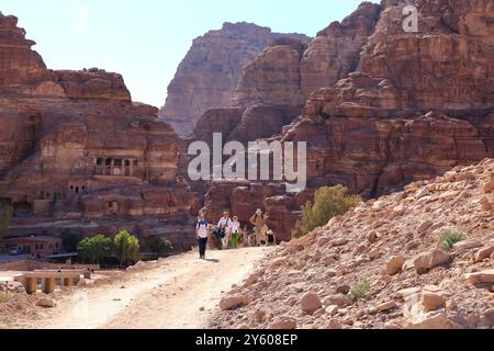 Petra, Wadi Musa in Jordanien - 13. Mai 2024: Wanderungen in der Wüstenregion von Petra Stockfoto