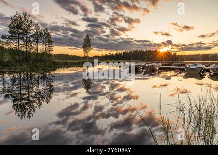 Schweden hat viele Seen, eine Fülle von Seen. Im Urlaub ist es wunderbar entspannend, ein (Ruder-)Boot zu mieten und den schwedischen Sommer auf dem Wasser zu genießen. Gen Stockfoto