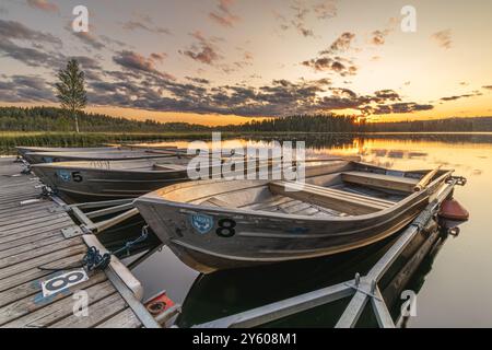 Schweden hat viele Seen, eine Fülle von Seen. Im Urlaub ist es wunderbar entspannend, ein (Ruder-)Boot zu mieten und den schwedischen Sommer auf dem Wasser zu genießen. Gen Stockfoto