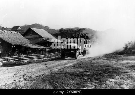 Moung Kassy : am 23 . Januar 1961 treffen hier Verstärkungen in LKWs ein , um die Offensive der Royal Loatian Army fortzusetzen . Die staubige Dschungelstraße , die sich von Ban Pha Tang nach Moung Kassy durch den Dschungel schlängelt , dauert nur etwa 30 Meilen , aber der Konvoi brauchte vier Stunden , um die Distanzen zurückzulegen . Stockfoto