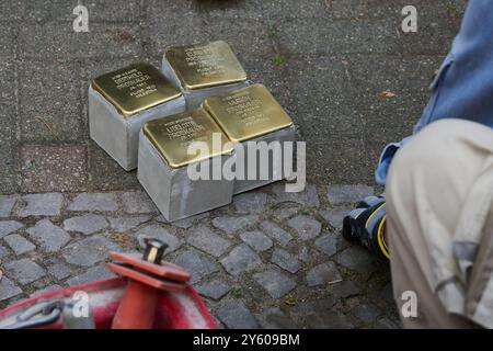 Berlin, Deutschland. September 2024. Stolpersteine der Verwandten des israelischen Botschafters in Deutschland, Ron Prosor, liegen auf dem Gehweg der Eisenzahnstraße. Die Familie Proskauer (später Prosor) floh im Oktober 1933 aus Berlin. Sie wurden von Tante und Vater des Botschafters begleitet. Um der Flucht zu gedenken, werden Stolpersteine für die Großeltern, die Tante und den Vater des Botschafters gelegt. Annette Riedl/dpa/Alamy Live News Stockfoto