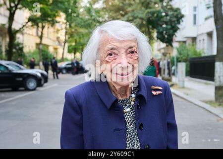 Berlin, Deutschland. September 2024. Die Holocaust-Überlebende Margot Friedländer nimmt an den Feierlichkeiten rund um die Verlegung der Stolpersteine durch Verwandte des israelischen Botschafters Teil. Die Familie Proskauer (später Prosor) floh im Oktober 1933 aus Berlin. Sie wurden von Tante und Vater des Botschafters begleitet. Um der Flucht zu gedenken, werden Stolpersteine für die Großeltern, die Tante und den Vater des Botschafters gelegt. Annette Riedl/dpa/Alamy Live News Stockfoto