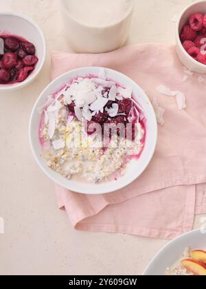 Hafer mit verschiedenen Belägen. Fitness gesundes Frühstück in einer Schüssel Stockfoto