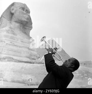 LOUIS ARMSTRONG SPIELT TROMPETE VOR DER SPHINX IN ÄGYPTEN AM 31. JANUAR 1961 Stockfoto