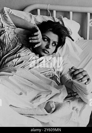 SCHAUSPIELERIN SOPHIA LOREN IM KRANKENHAUSARM IM GIPS / 28. JANUAR 1961 Stockfoto