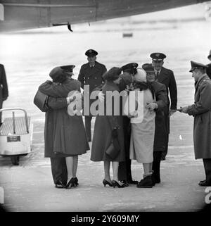 AM 29. JANUAR 1961 WERDEN FREIGELASSENE FLIEGER VON EHEFRAUEN HERZLICH WILLKOMMEN GEHEISSEN Stockfoto