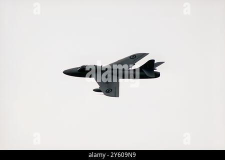 Eine Hawker Hunter T7 XL573-Spur, die im hellen Himmel fliegt Stockfoto