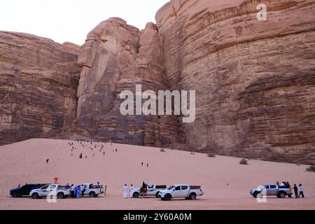 Wadi Rum in Jordanien - 15. Mai 2024: Menschen sandboarden auf den roten Sanddünen der Wüste Stockfoto