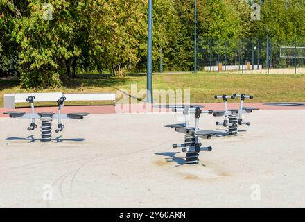 Auf dem Spielplatz im Park stehen Kinderschaukeln zur Balance. Spazieren Sie im Park. Stockfoto