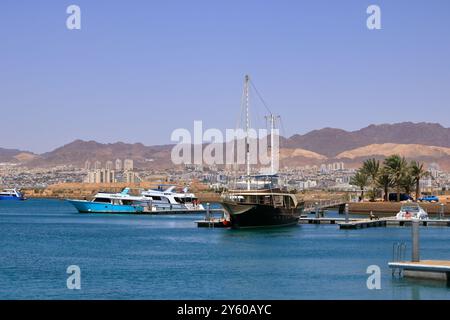 Eilat in Israel – 17. Mai 2024: Die Stadt vom Hafen am Golf von Aqaba aus gesehen Stockfoto