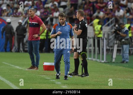 Cruzeiro Esporte Clube entließ am Montag (23) Fernando Seabra. Fernando Seabra spielte 36 Spiele im Verein. Der Trainer hatte 17 Siege, zehn Niederlagen und neun Unentschieden. Auf dem Foto: Fernando Seabra während seines Debüts als Cruzeiro-Trainer in der Arena Castelao in Fortaleza-CE am 17. April 2024 wurde das Spiel mit 1 gegen 1 gespielt. Caior Rocha (Caior Rocha/SPP) Credit: SPP Sport Press Photo. /Alamy Live News Stockfoto