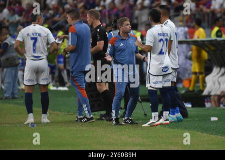 Cruzeiro Esporte Clube entließ am Montag (23) Fernando Seabra. Fernando Seabra spielte 36 Spiele im Verein. Der Trainer hatte 17 Siege, zehn Niederlagen und neun Unentschieden. Auf dem Foto: Fernando Seabra während seines Debüts als Cruzeiro-Trainer in der Arena Castelao in Fortaleza-CE am 17. April 2024 wurde das Spiel mit 1 gegen 1 gespielt. Caior Rocha (Caior Rocha/SPP) Credit: SPP Sport Press Photo. /Alamy Live News Stockfoto