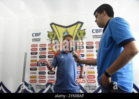 Cruzeiro Esporte Clube entließ am Montag (23) Fernando Seabra. Fernando Seabra spielte 36 Spiele im Verein. Der Trainer hatte 17 Siege, zehn Niederlagen und neun Unentschieden. Auf dem Foto: Fernando Seabra während seines Debüts als Cruzeiro-Trainer in der Arena Castelao in Fortaleza-CE am 17. April 2024 wurde das Spiel mit 1 gegen 1 gespielt. Caior Rocha (Caior Rocha/SPP) Credit: SPP Sport Press Photo. /Alamy Live News Stockfoto