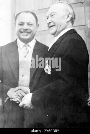 PAKISTANISCHER PRÄSIDENT AYUB KHAN MIT BUNDESKANZLER KONRAD ADENAUER AM 17. JANUAR 1961 IN BONN Stockfoto