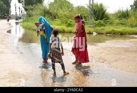 Überflutete Straße durch überflutetes Kanalisationswasser, das Pendler und Anwohner Probleme bereitet, was auf Fahrlässigkeit der betroffenen Behörden zurückzuführen ist, an der Jamshoro Road in Hyderabad am Montag, den 23. September 2024. Stockfoto