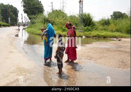 Überflutete Straße durch überflutetes Kanalisationswasser, das Pendler und Anwohner Probleme bereitet, was auf Fahrlässigkeit der betroffenen Behörden zurückzuführen ist, an der Jamshoro Road in Hyderabad am Montag, den 23. September 2024. Stockfoto