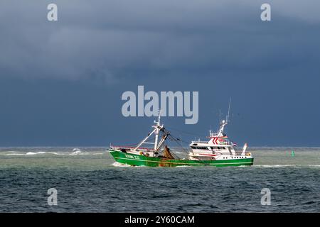 Der niederländische Trawler Klaas Adriana ARM-22 Grundschleppnetzfischerei und Elektropulsfischerei entlang der Nordseeküste in Zeeland, Niederlande an einem regnerischen Tag Stockfoto