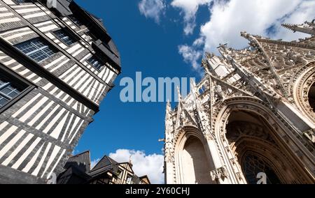 Saint-Maclou Kirche im extravaganten gotischen Stil und angrenzende mittelalterliche Fachwerkgebäude, einschließlich des Schiefen Hauses, in Rouen, Frankreich. Stockfoto