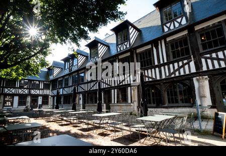 Aitre Saint-Maclou in Rouen Centre, Frankreich. Mittelalterliches Charnel House, das um einen Innenhof herum gebaut wurde, wo Leichen während der Pest des Schwarzen Todes begraben wurden. Stockfoto