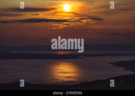 Sonnenuntergang über der kroatischen Adriaküste. Stockfoto