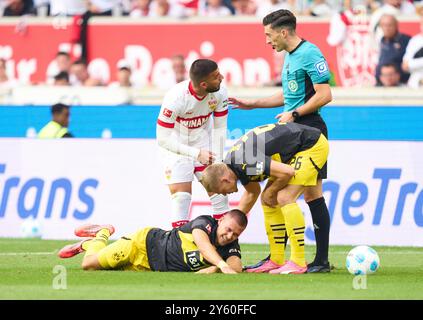 Waldemar Anton, BVB 3 Schreie nach Foul, Deniz Undav, VFB 26 Julian Ryerson, BVB 26 Schiedsrichter Florian Badstuebner mit Pfeife, Gesten, Shows, Uhr, individueller Aktion, Schiedsrichter, Hauptschiedsrichter, schiri, Pfeiffe, Pfiff, im Spiel VFB STUTTGART - BORUSSIA DORTMUND 5-1 am 22. September 2024 in Stuttgart. Saison 2024/2025, 1.Bundesliga, Spieltag 4, 4.Spieltag Fotograf: ddp-Bilder / Sternbilder - DFL-VORSCHRIFTEN VERBIETEN JEDE VERWENDUNG VON FOTOGRAFIEN als BILDSEQUENZEN und/oder QUASI-VIDEO - Stockfoto