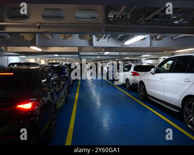 Autodeck auf einer Bretagne Ferries Rollen auf Rollen der Fähre, die zwischen England und Frankreich fährt. Stockfoto