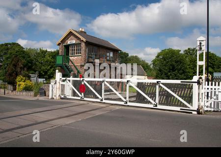 Stellwerk Bedale am Bahnübergang, Wensleydale Heritage Railway Leeming nach Leyburn, Lower Swaledale, Yorkshire Dales, England Stockfoto