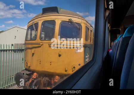 Dieselzug von der Wensleydale Heritage Railway Leeming nach Leyburn, Lower Swaledale, Yorkshire Dales, England Stockfoto