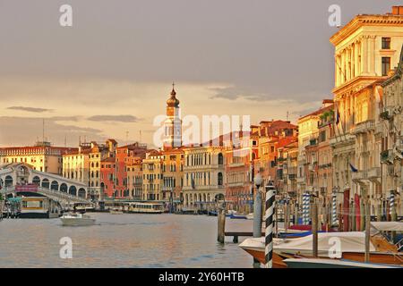 Venedig, Grand Canal Sunset Boats Gondeln Rialto Brücke Italien Stockfoto