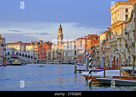 Venedig, Canal Grande Italien Sonnenuntergang Boote Gondeln Rialto Brücke Italien Stockfoto