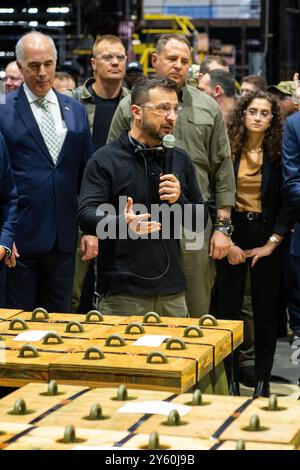 Scranton, Usa. September 2024. Der ukrainische Präsident Wolodymyr Zelenskyj, Zentrum, dankt kurz den Mitarbeitern der Scranton Army Munition Plant, 22. September 2024 in Scranton, Pennsylvania. Zelensky traf sich mit einer US-Delegation und tourte durch die Scranton Army Munition Plant in Scranton. Kredit: SFC Curt Loter/U. S Army Photo/Alamy Live News Stockfoto