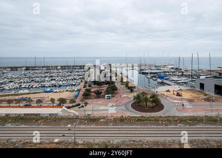 Badalona, Spanien - 15. Juni 2024. Genießen Sie einen wunderschönen Blick auf den Hafen von Badalona mit verschiedenen Segelbooten und einem geschäftigen Yachthafen in der Nähe Stockfoto