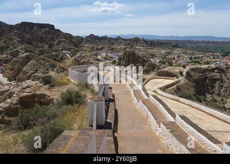 Panoramablick auf eine bergige Landschaft mit gewundenen Pfaden und einem weiten Horizont unter einem Sommerhimmel, Mirador del Cerro de la Bala, Höhlenviertel, Trogl Stockfoto