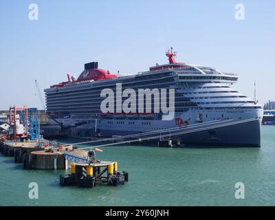 Resilient Lady ist ein Kreuzfahrtschiff der Virgin Voyages. Sie ist das dritte Schiff der Virgin-Flotte und wird hier in Portsmouth, Großbritannien, gesehen Stockfoto