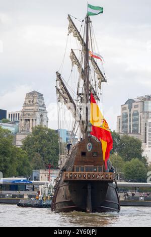 London, Großbritannien. September 2024. Die Galeón Andalucía, eine einzigartige Nachbildung des Schiffes, das von den Spaniern im 16. Bis 17. Jahrhundert benutzt wurde, passiert am frühen Abend die Tower Bridge bei der Ankunft in den Pool of London, bevor sie in St. Katherine's Dock anlegt, wo die Öffentlichkeit vor der Abfahrt am 6. Oktober einen Besuch abstatten kann. Das Schiff wurde 2010 gebaut und hat eine Bruttoraumzahl von 496. Quelle: Malcolm Park/Alamy Live News Stockfoto