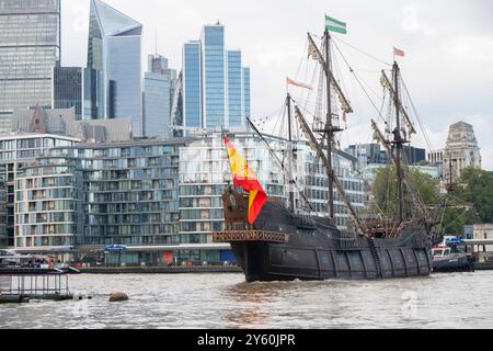 London, Großbritannien. September 2024. Die Galeón Andalucía, eine einzigartige Nachbildung des Schiffes, das von den Spaniern im 16. Bis 17. Jahrhundert benutzt wurde, passiert am frühen Abend die Tower Bridge bei der Ankunft in den Pool of London, bevor sie in St. Katherine's Dock anlegt, wo die Öffentlichkeit vor der Abfahrt am 6. Oktober einen Besuch abstatten kann. Das Schiff wurde 2010 gebaut und hat eine Bruttoraumzahl von 496. Quelle: Malcolm Park/Alamy Live News Stockfoto