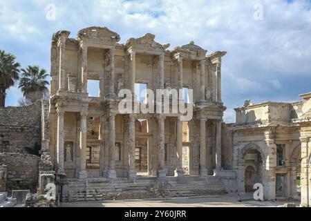 Celsus Bibliothek, rechts das Südtor der Agora, antike Stadt Ephesus, Efes, Provinz Izmir, Türkei, Asien Stockfoto