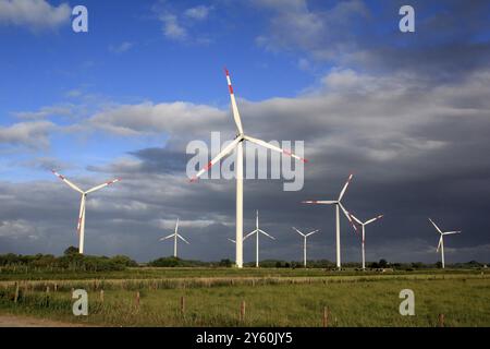 Windräder vor stürmischem Himmel, Ostfriesland, Niedersachsen, Bundesrepublik Deutschland, Ostfriesland, Niedersachsen, Bundesrepublik Deutschland Stockfoto