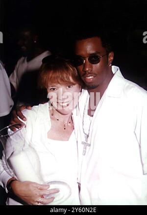 4. September 1999, East Hampton, New York, USA: SEAN 'PUFF P DIDDY' KÄMME und JANET O'BRIEN Besitzer von Caterern einschließlich des 'Caterers to the Stars'. Bei seinem jährlichen Labor Day Kochen und Party, bei dem jeder weiß in seinem Haus in East Hamptons tragen muss. Im Jahr 1998 kündigte Sean Combs, alias Diddy, seine Ankunft in East Hampton an, indem er eine Labor Day Party in seinem neuen Haus am Hedges Banks Drive veranstaltete. Was der Hip-Hop-Mogul lieferte, war die erste Folge einer Reihe von Sommer-White Partys, die schließlich nach St. Tropez und Beverly Hills zogen. (Kreditbild: © Hugh Edwards/Globe Photos via Z Stockfoto